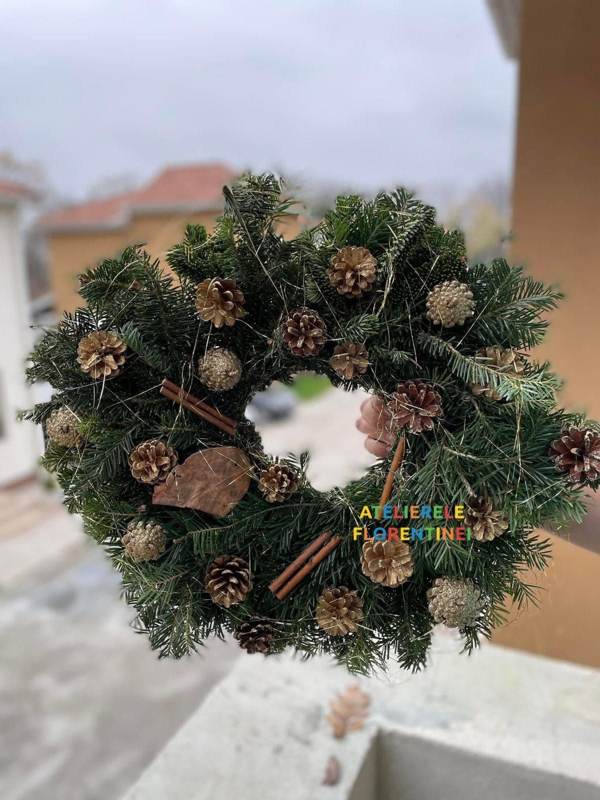 Aranjament handmade dintr-o carte cu pagini rulate, felii de portocală și fructe decorative