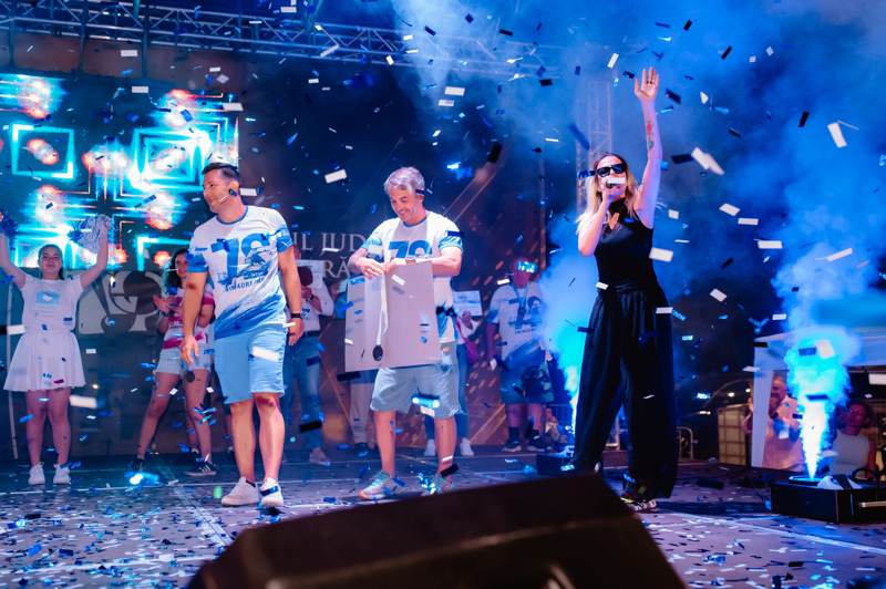Premiere pe scenă în ploaie de confetti