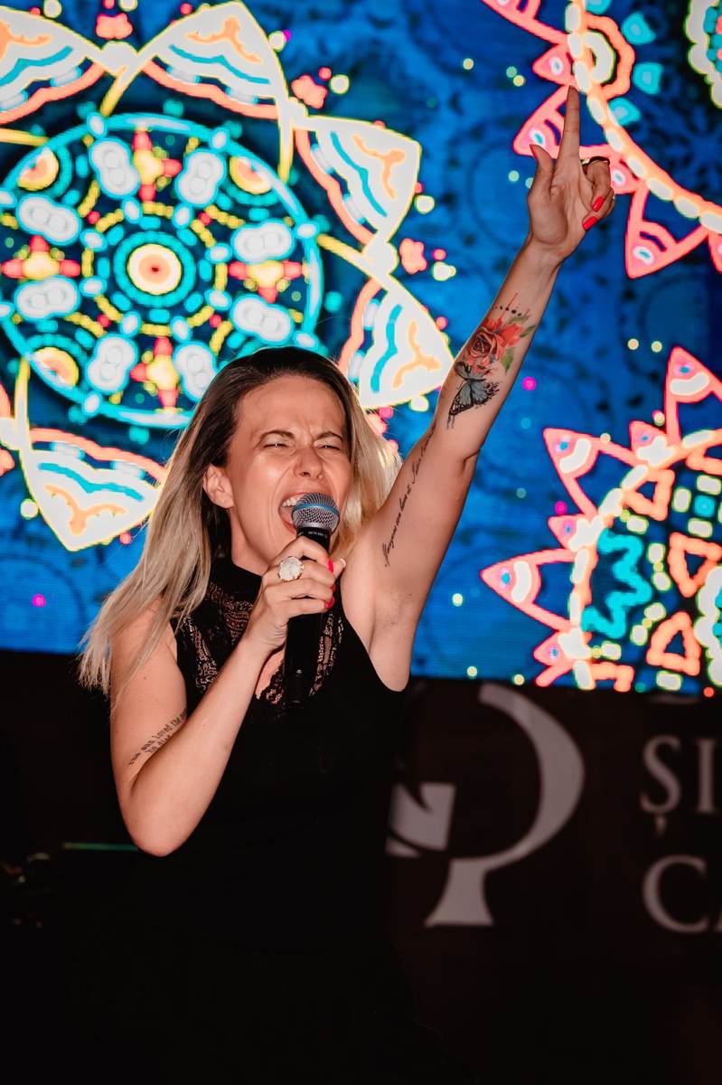 Florentina pe scenă, cu un ecran LED colorat în spate