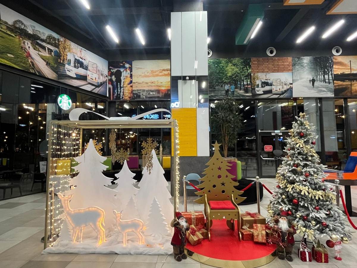Decor de iarnă de mari dimensiuni într-un centru comercial