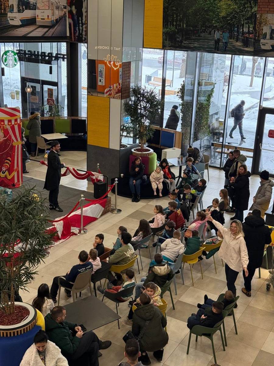Piesă de teatru pentru copii în food court-ul unui centru comercial, cu Florentina printre spectatori