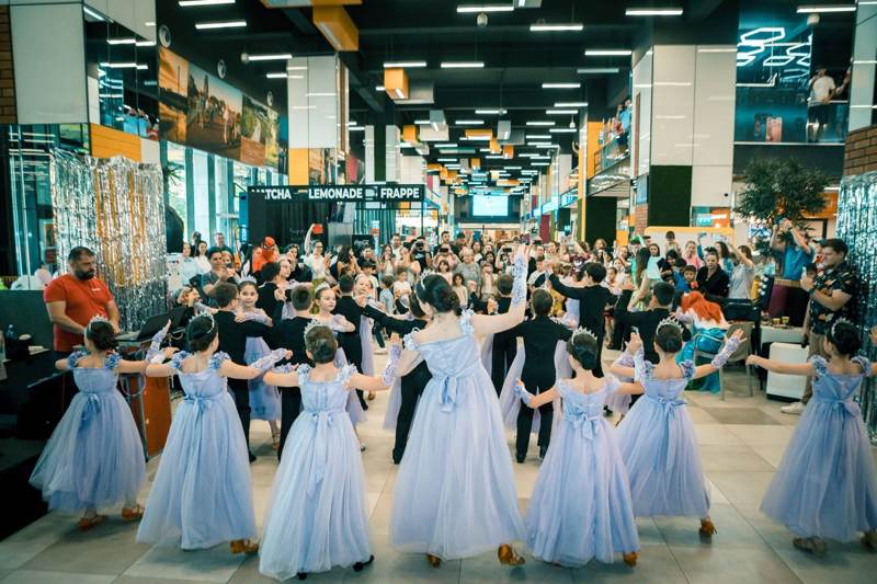 Moment artistic cu acrobați la o gală corporate