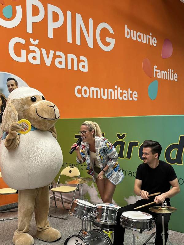 Florentina ca MC la Aushopping Găvana, cu mascota și un toboșar