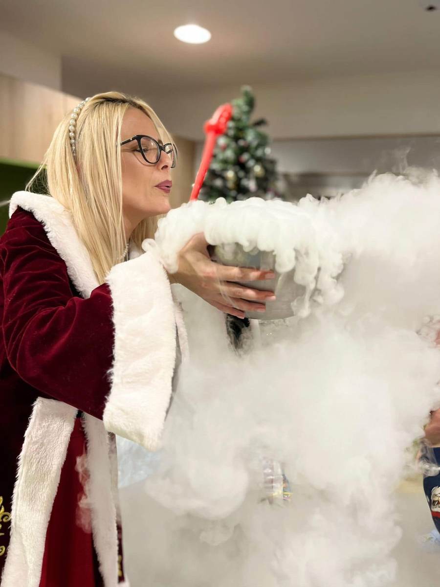 Florentina suflând un nor de gheață carbonică dintr-un bol