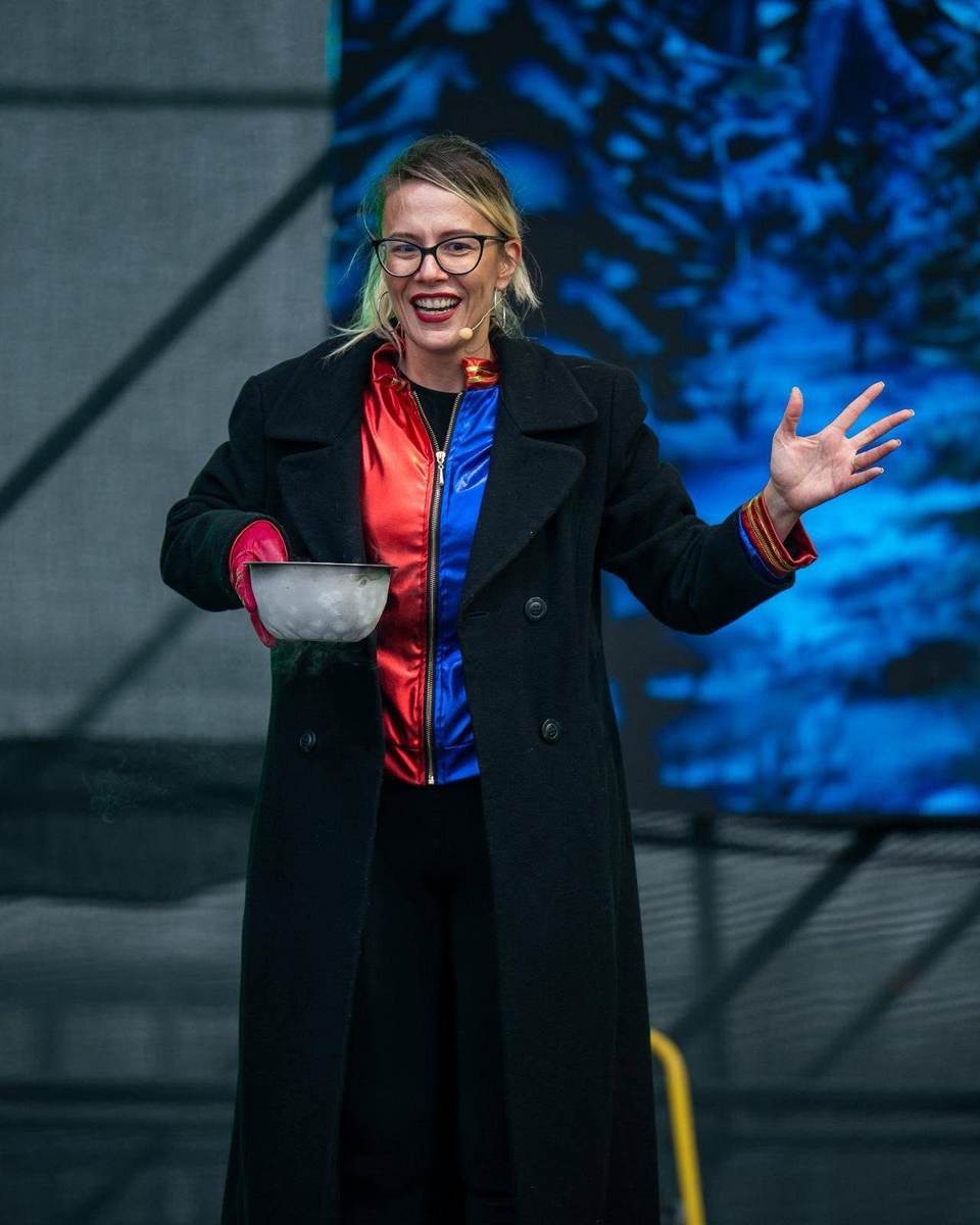 Florentina în show-ul Ice Cold Magic Party, cu un bol de gheață carbonică