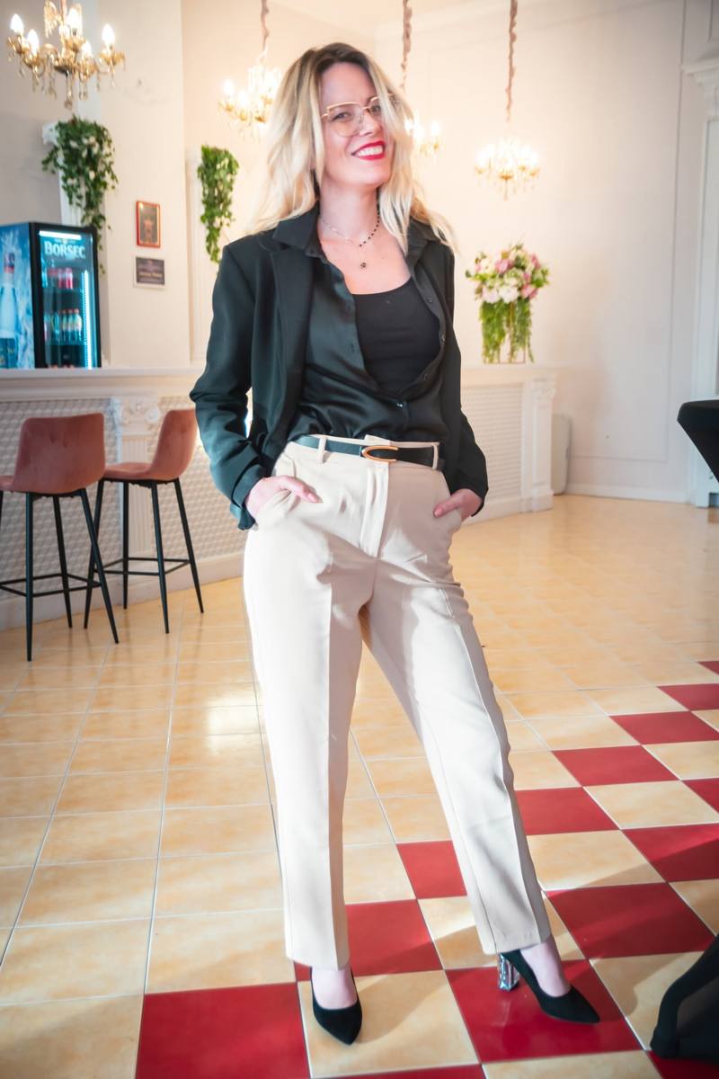 Florentina Baloș, portret business, într-un salon de evenimente