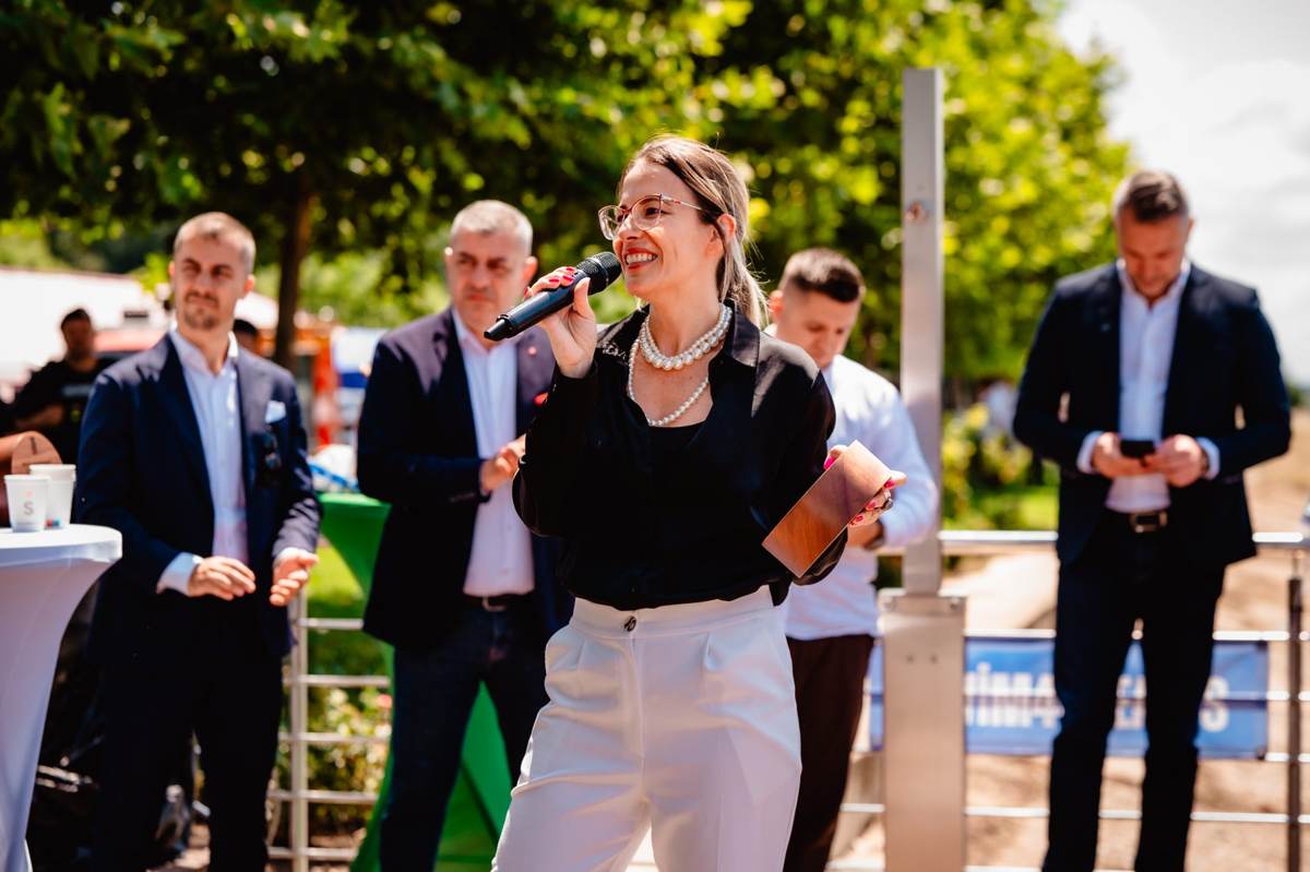 Florentina Baloș cu microfonul, la deschiderea Swim4Dreams