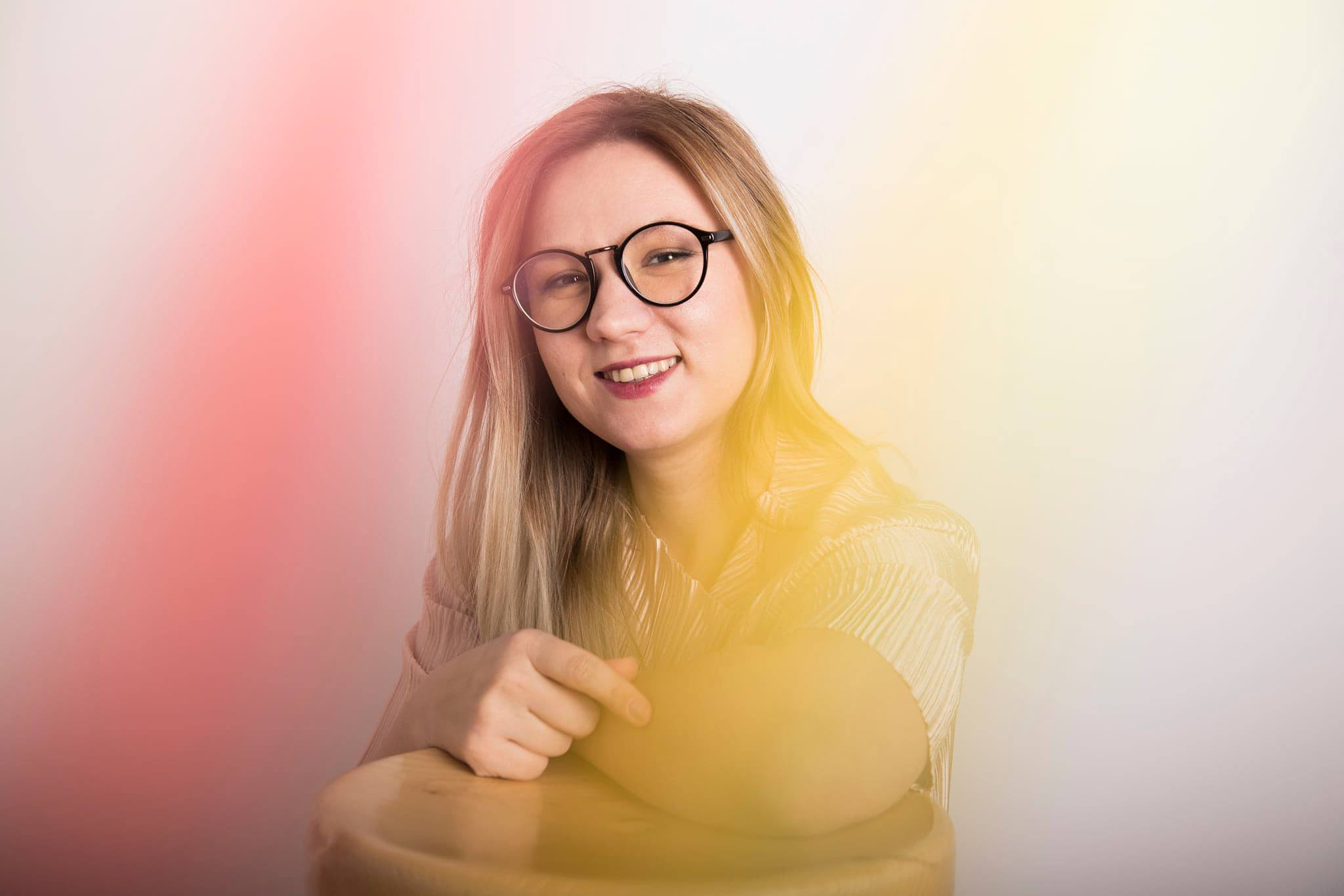 La 14 ani am îndrăznit să mă joc cu versurile. Şi nu am încetat nici în ziua de astăzi. Interviu cu Alexandra Lopotaru